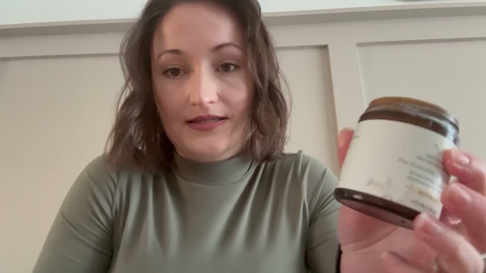 A woman showing the balm and describing her experience